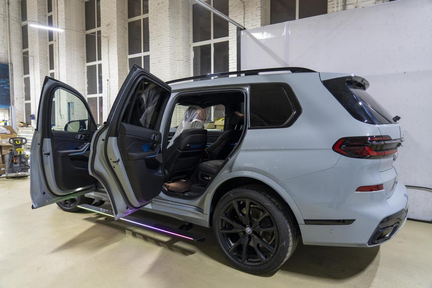 BMW X7 с подсветкой